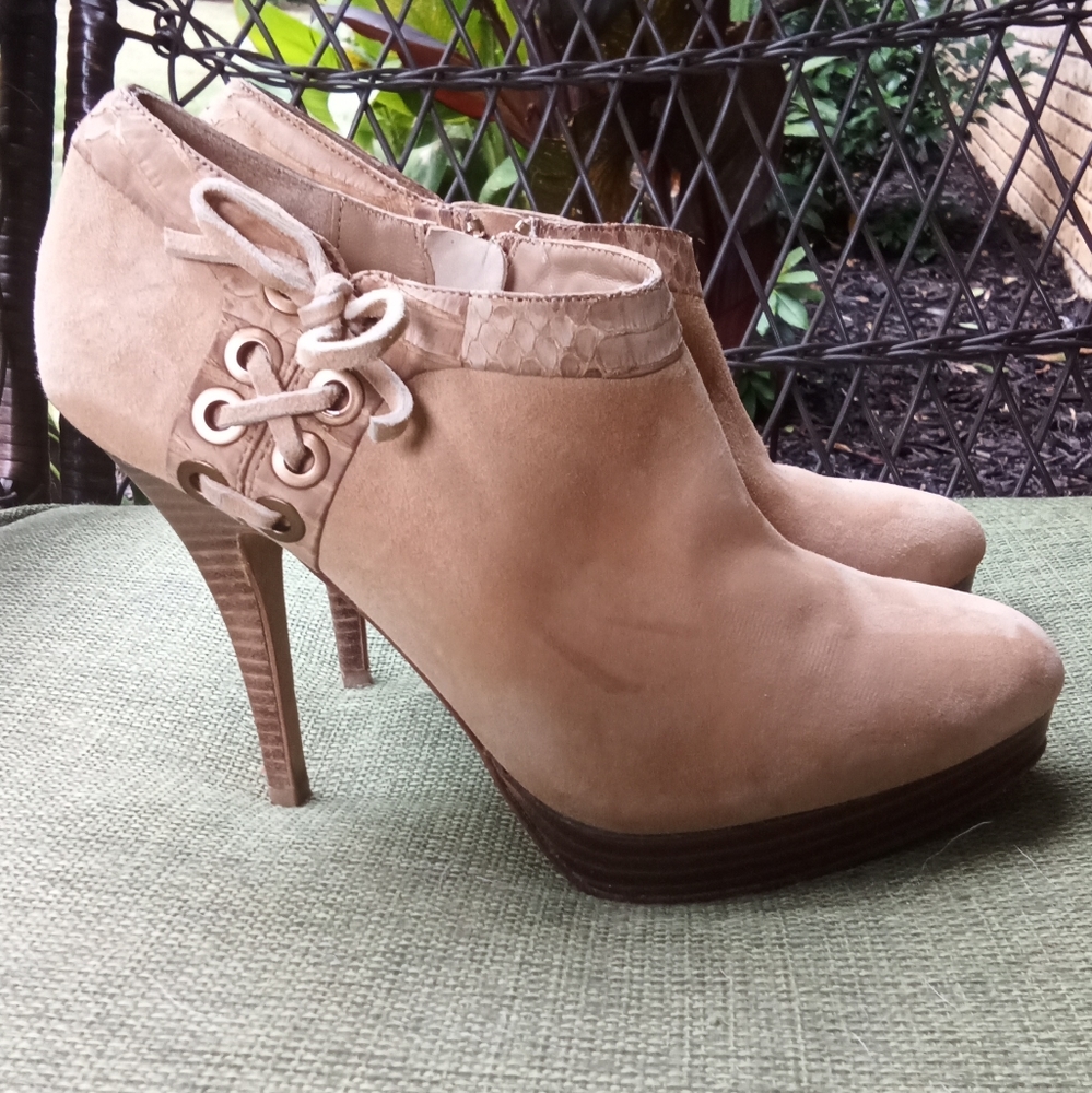 Coach Beatrice Suede Ankle Bootie Pumps Size 8.